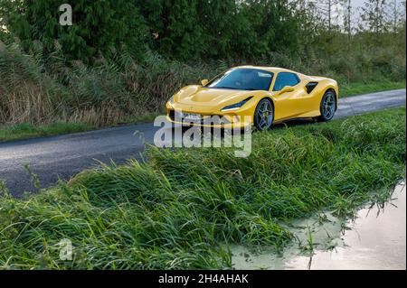 Gelber Ferrari F8 Spider Sportbekleidung, fotografiert auf den Gwent Levels, Castleton, South Wales, Großbritannien. Stockfoto