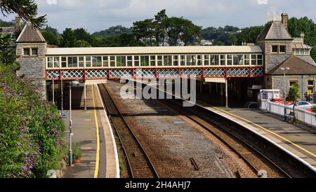 Bahnhof Torquay mit attraktiver Fußgängerbrücke. Stockfoto