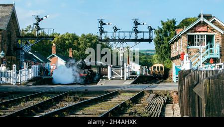 Bahnhof Grosmont mit einem Dampfzug, der kurz vor der Abfahrt steht, North York Moors Railway, Großbritannien Stockfoto