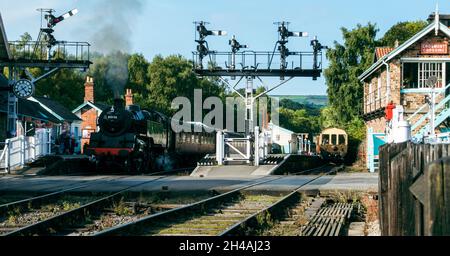 Bahnhof Grosmont mit einem Dampfzug, der kurz vor der Abfahrt steht, North York Moors Railway, Großbritannien Stockfoto