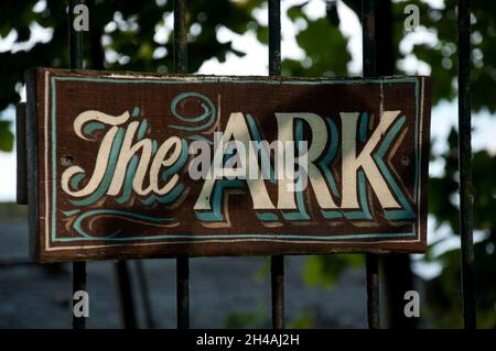 Name Plate of House Boat on the River Orwell at Pin Mill, Suffolk, UK Stockfoto