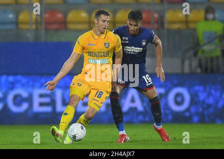 Frosinone, Italien. November 2021. FROSINONE, ITALIEN - 1. November : Andrija Novakovich (L) von Frosinone im Kampf gegen Simone Canestrelli (R) von Crotone während des Fußballmatches der Serie A zwischen Frosinone und Crotone Stadio Benito Stirpe am 1. November 2021 in Frosinone Italien Kredit: Unabhängige Fotoagentur/Alamy Live News Stockfoto