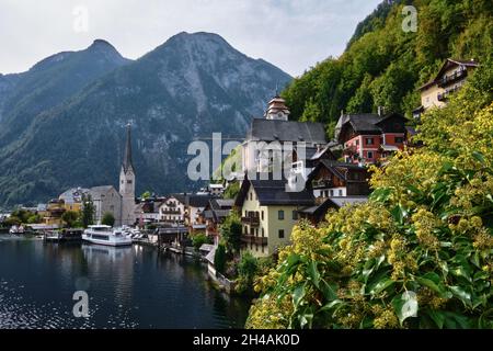 Klassischer Postkartenblick über das berühmte Weltkulturerbe Hallstatt, Oberösterreich im Salzkammergu-Gebiet, Herbst Stockfoto