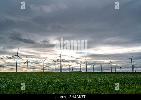 Windpark bei Holzweiler, Stadt Erkelenz, Sturm, starker Wind, Windkraftanlagen, NRW, Deutschland Stockfoto