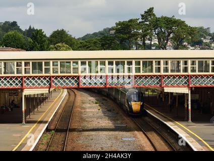 Bahnhof Torquay und attraktive Fußgängerbrücke, da ein Intercity Express-Zug am Bahnsteig (Richtung Süden) ankommt. Stockfoto