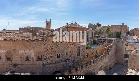 Cáceres Spanien - 09 12 2021: Blick auf die Innenstadt von Cáceres, mit mittelalterlicher Festungsmauer, Arco de la Estrella und anderen historischen Gebäuden Stockfoto