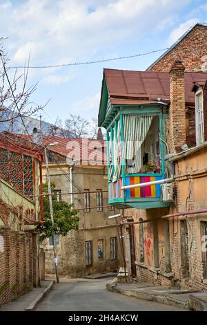 Haushaltstraditionen in Georgien. Die gewaschene Wäsche wird auf dem Balkon draußen getrocknet. Stockfoto