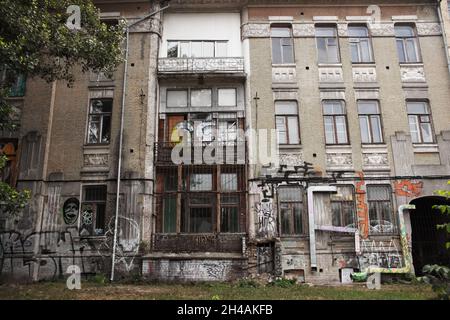 Verlassene zerstörte Gebäude mit Graffiti-Wänden Stockfoto