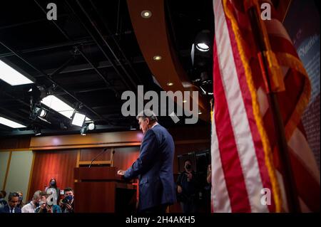 Washington, Vereinigte Staaten. November 2021. Der US-Senator Joe Manchin III (Demokrat von West Virginia) hält am Montag, den 1. November 2021, eine kurze Pressekonferenz im US-Kapitol in Washington, DC, ab. Kredit: Rod Lampey/CNP/dpa/Alamy Live Nachrichten Stockfoto