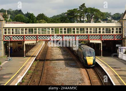 Bahnhof Torquay und attraktive Fußgängerbrücke, da ein Intercity Express-Zug am Bahnsteig (Richtung Süden) ankommt. Stockfoto