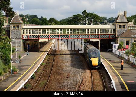 Bahnhof Torquay und attraktive Fußgängerbrücke, da ein Intercity Express-Zug am Bahnsteig (Richtung Süden) ankommt. Stockfoto