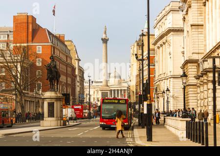 London, Großbritannien; 15. März 2011: Whitehall Street mit Admiral Nelsons Säule im Hintergrund auf dem Trafalgar Square. Stockfoto