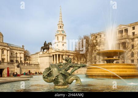 London, Großbritannien; 15. März 2011: Blick auf den Trafalgar Square und einen seiner Brunnen. Stockfoto