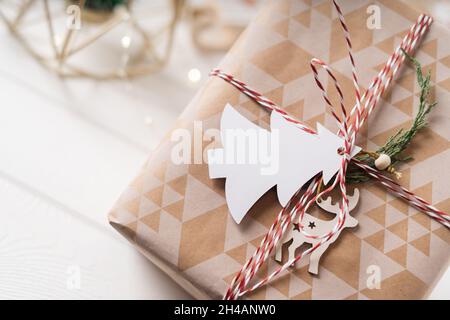 Frohe Weihnachten und glückliches neues Jahr Geschenk mit Tag 2022 Text. Glühender Schnee Bokeh. Winterurlaub auf weißem Hintergrund. Kein Abfall vorhanden, Kunststoff frei Stockfoto