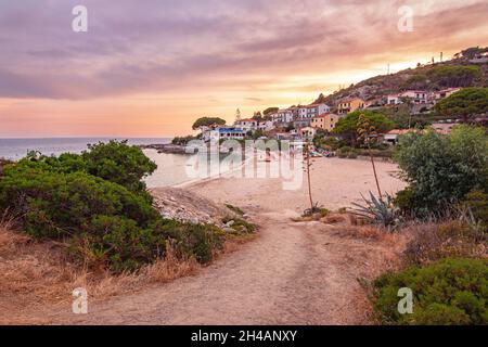 Blick bei Sonnenuntergang über Sandstrand des kleinen Dorfes Seccheto am Ende der Saison auf der Insel Elba, Provinz Livorno Italien Stockfoto