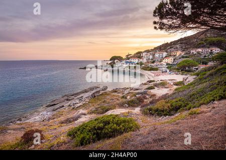 Blick bei Sonnenuntergang über Sandstrand des kleinen Dorfes Seccheto am Ende der Saison auf der Insel Elba, Provinz Livorno Italien Stockfoto