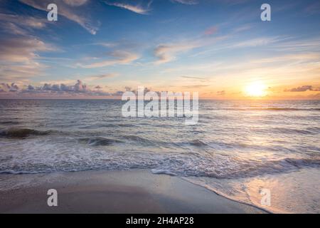 Abendlicht über dem Golf von Mexiko am Barefoot Beach, Naples, Florida, USA Stockfoto