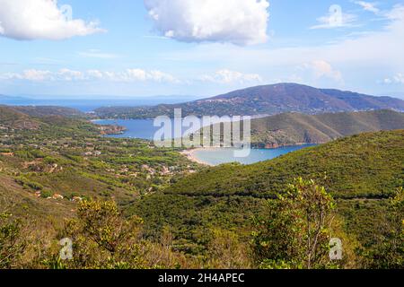 Blick über den Golf von Lacona und die Halbinsel capo stella mit ihrer üppigen Vegetation auf der Insel Elba, Italien Stockfoto