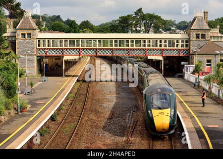 Bahnhof Torquay und attraktive Fußgängerbrücke, da ein Intercity Express-Zug am Bahnsteig (Richtung Süden) ankommt. Stockfoto