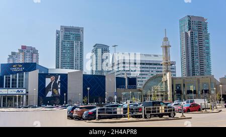 Toronto, Kanada, April 2021 - das Stadtzentrum von Scarborough mit seinen umliegenden modernen Gebäuden und seiner Architektur beherbergt auch ein Einkaufszentrum Stockfoto