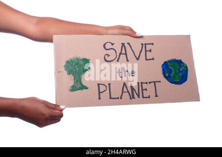 Frau Hände halten Poster Board mit Text SPEICHERN DEN PLANETEN, isoliert auf weißem Hintergrund. Hände einer braunen lateinischen Frau, die ein Plakat hält und uns bittet, es zu nehmen Stockfoto