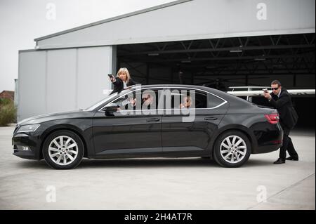 Professionelle bewaffnete Team von weiblichen und männlichen Bodyguards schützen Prominenten Person in der Auto-Limousine. Sicherheitsschutz für Bodyguard und VIP-Personen. Bekennen Stockfoto