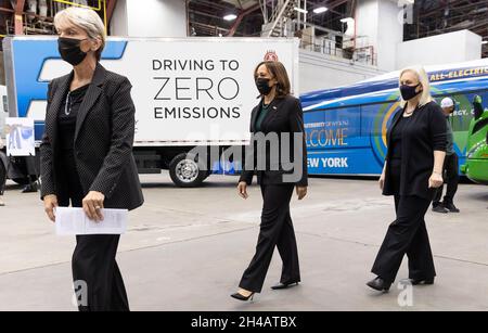 (L-R) US-Energieministerin Jennifer Granholm, US-Vizepräsidentin Kamala Harris und US-Senatorin Kirsten Gillibrand (Demokrat von New York)bei einer Veranstaltung in einem Hangar der Hafenbehörde von New York und New Jersey am John F. Kennedy International Airport im Stadtteil Queens von New York, New York, USA, am 01. November 2021 erhalten Sie eine Führung durch energieeffiziente Lkw und saubere Energielösungen.Quelle: Justin Lane/Pool über CNP/MediaPunch Stockfoto