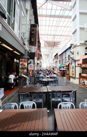 Restaurants und Imbissstände in der überdachten Singapore Food Street in Singapurs Chinatown-Viertel. Stockfoto