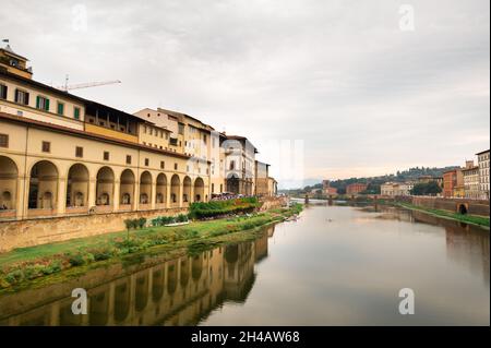 Die Uffizien und der Fluss Arno, aufgenommen von der Brücke Ponte Vecchio am Fluss Arno in Florenz, Italien. Stockfoto