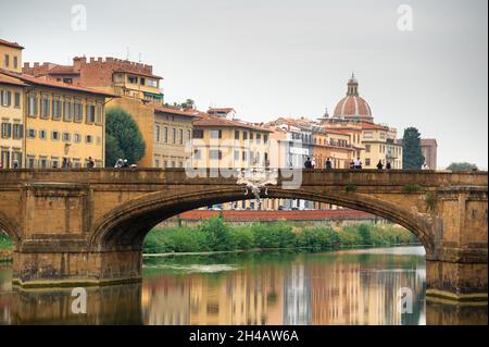 Brücke der Heiligen Dreifaltigkeit Ponte Santa Trinita am Fluss Arno in Florenz. italienisch. Stockfoto