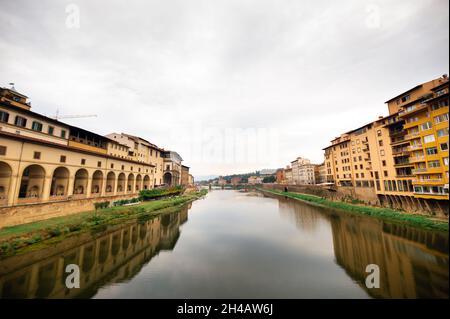 Die Uffizien und der Fluss Arno, aufgenommen von der Brücke Ponte Vecchio am Fluss Arno in Florenz, Italien. Stockfoto