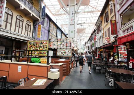 Restaurants und Imbissstände in der überdachten Singapore Food Street in Singapurs Chinatown-Viertel. Stockfoto