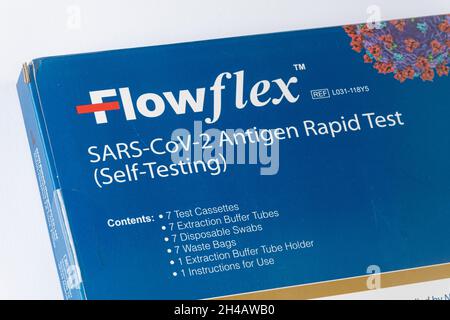 Flowflex Lateral-Flow-Selbsttest-Kit für das Covid-19-Virus (Coronavirus SARS-CoV-2-Antigen) – Packung mit 7 Tests, Großbritannien Stockfoto