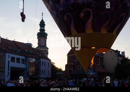 Feuerwache Turm und Heißluftballon, Kult100 Veranstaltung während des hundertjährigen Jubiläums der Sopron Volksabstimmung im Jahr 1921, in der Innenstadt von Sopron, Ungarn Stockfoto