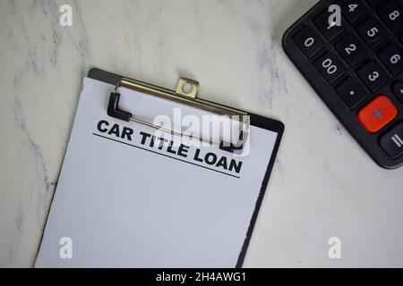 Car Title Loan Schreiben Sie auf einen Papierkram isoliert auf Holztisch. Stockfoto