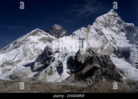 MOUNT EVEREST, NEPAL - Dezember 2005 - der Gipfel des Mount Everest (dunkler Gipfel Mitte links) - der höchste Berg der Welt mit 8848m - im Evere Stockfoto