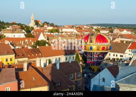 Innenstadt und Szent Mihaly Templom mit Heißluftballon bei Kult100-Veranstaltung, die vom Feuerwatch Tower während des hundertjährigen Bestehens der Sopron-Volksabstimmung in angesehen wird Stockfoto