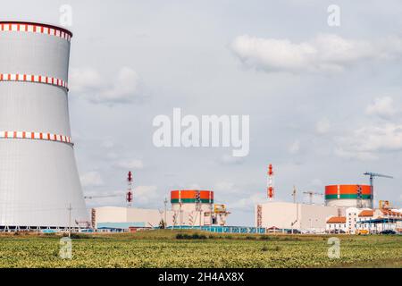 Belarussisches Kernkraftwerk im Bezirk Ostrowez.Feld um das Kernkraftwerk. Weißrussland. Stockfoto