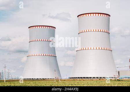 Belarussisches Kernkraftwerk im Bezirk Ostrowez.Feld um das Kernkraftwerk. Weißrussland. Stockfoto