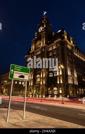 Royal Liver Building bei Nacht, Liverpool, England Stockfoto