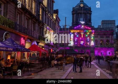 Liverpool Town Hall mit Neonlicht bei Nacht Stockfoto