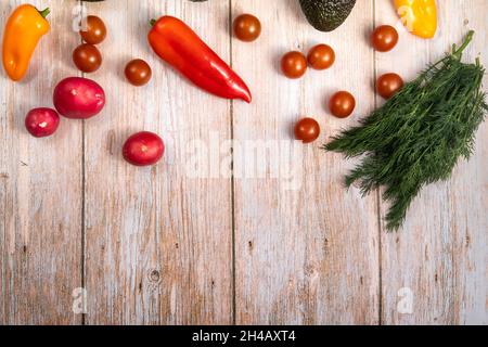 Auf einem Holztisch liegendes Gemüse. Stockfoto