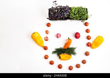 Das Gesicht eines Mannes aus geschnittenem Gemüse auf weißem Hintergrund. Stockfoto