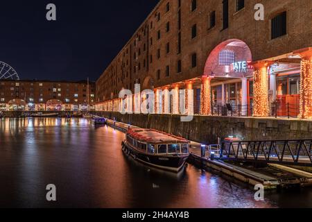 Tate Gallery bei Nacht, Albert Dock, Liverpool, England Stockfoto