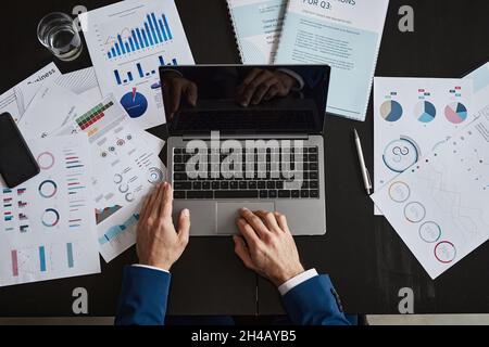 Draufsicht des erfolgreichen Geschäftsmannes, der im Büro arbeitet und Laptop, Kopierraum verwendet Stockfoto