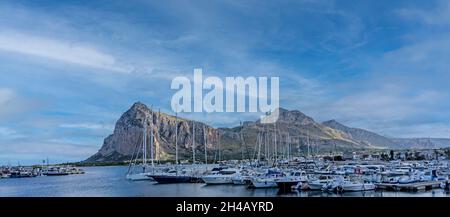 Das Hafengebiet von San Vito Lo Capo in Sizilien, Italien. Stockfoto