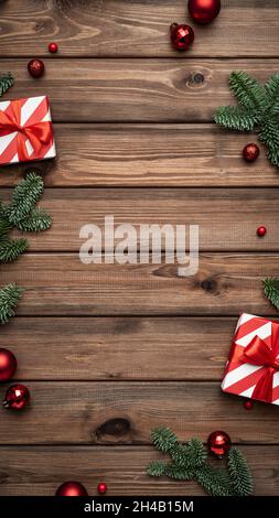 Weihnachten und Neujahr Hintergrund mit Tannendekorationen auf vintage Holzhintergrund. Leer mit einem Platz für Text für die Weihnachtszeit Stockfoto