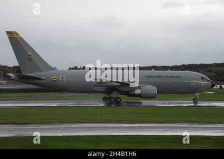 FAC 1202, eine Boeing 767MMTT der kolumbianischen Luftwaffe (Fuerza Aérea Colombiana - FAC), bei der Ankunft am internationalen Flughafen Prestwick in Ayrshire, Schottland. Das Flugzeug brachte Präsident Duque und andere kolumbianische Delegierte zum COP26-Gipfel in Glasgow nach Schottland. Stockfoto