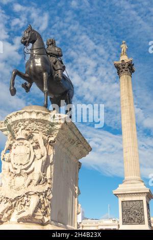 Eine Reiterstatue, die Charles i. vor der Nelson-Säule darstellt, befindet sich am Trafalgar Square, London, Großbritannien. Stockfoto