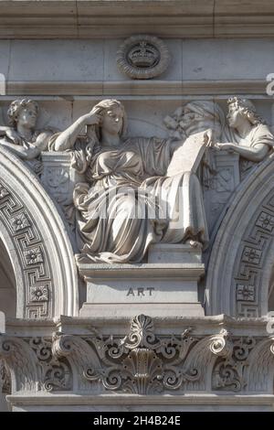 Ein Detail aus einem Spandrel auf der Whitehall-Vorderseite des HM Treasury Building, Whitehall, London, UK Personifying Art Stockfoto